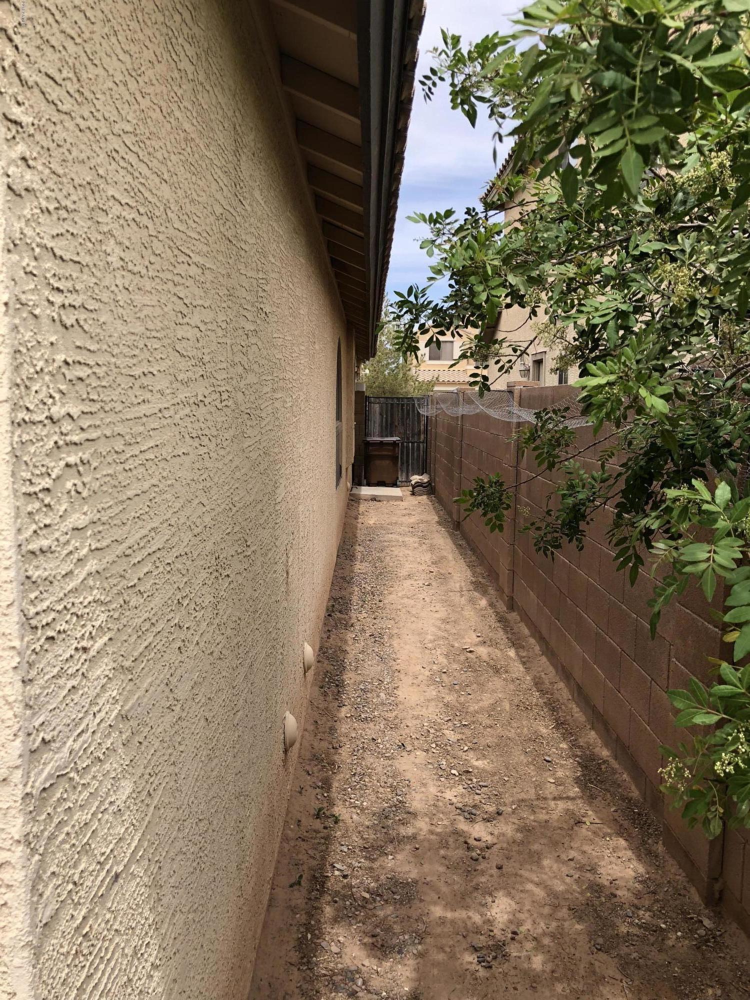 44823 West Applegate Road Maricopa, AZ 85139 - Photo 27 of 30 Nice side yard for dog run.