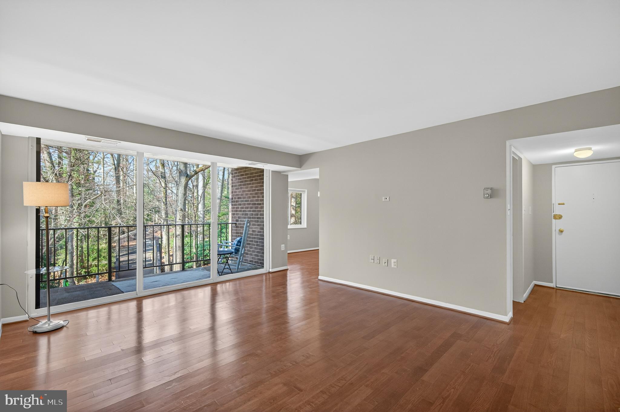 1526 Northgate Square, Unit 11 Reston, VA 20190 - Photo 5 of 26 Large Airy Living Room