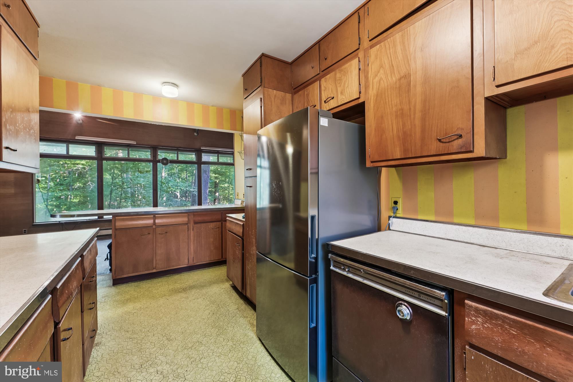 15120 Reserve Road Accokeek, MD 20607 - Photo 15 of 32 a kitchen that has a sink a stove and a refrigerator