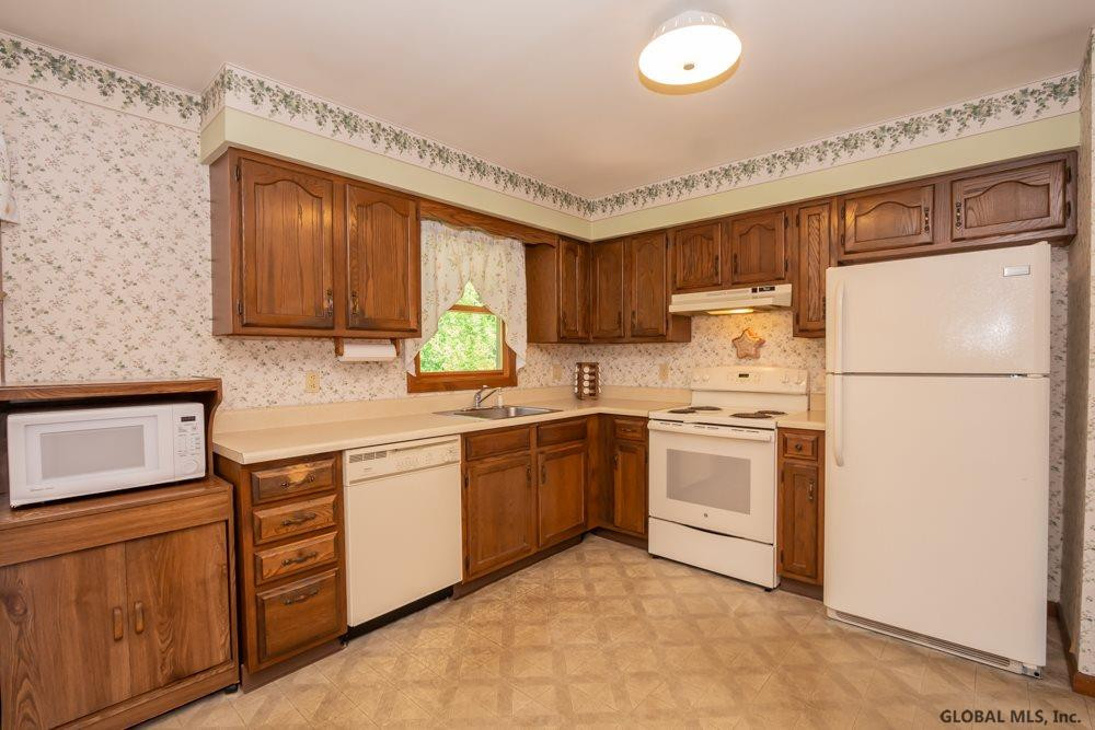 24 Plank Road Halfmoon, NY 12188 - Photo 6 of 28 Photo 6
