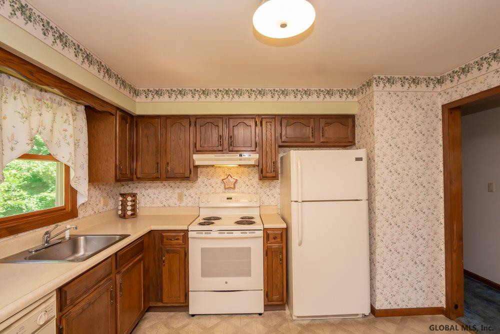 24 Plank Road Halfmoon, NY 12188 - Photo 8 of 28 Photo 8