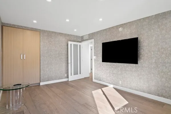 a view of livingroom with furniture