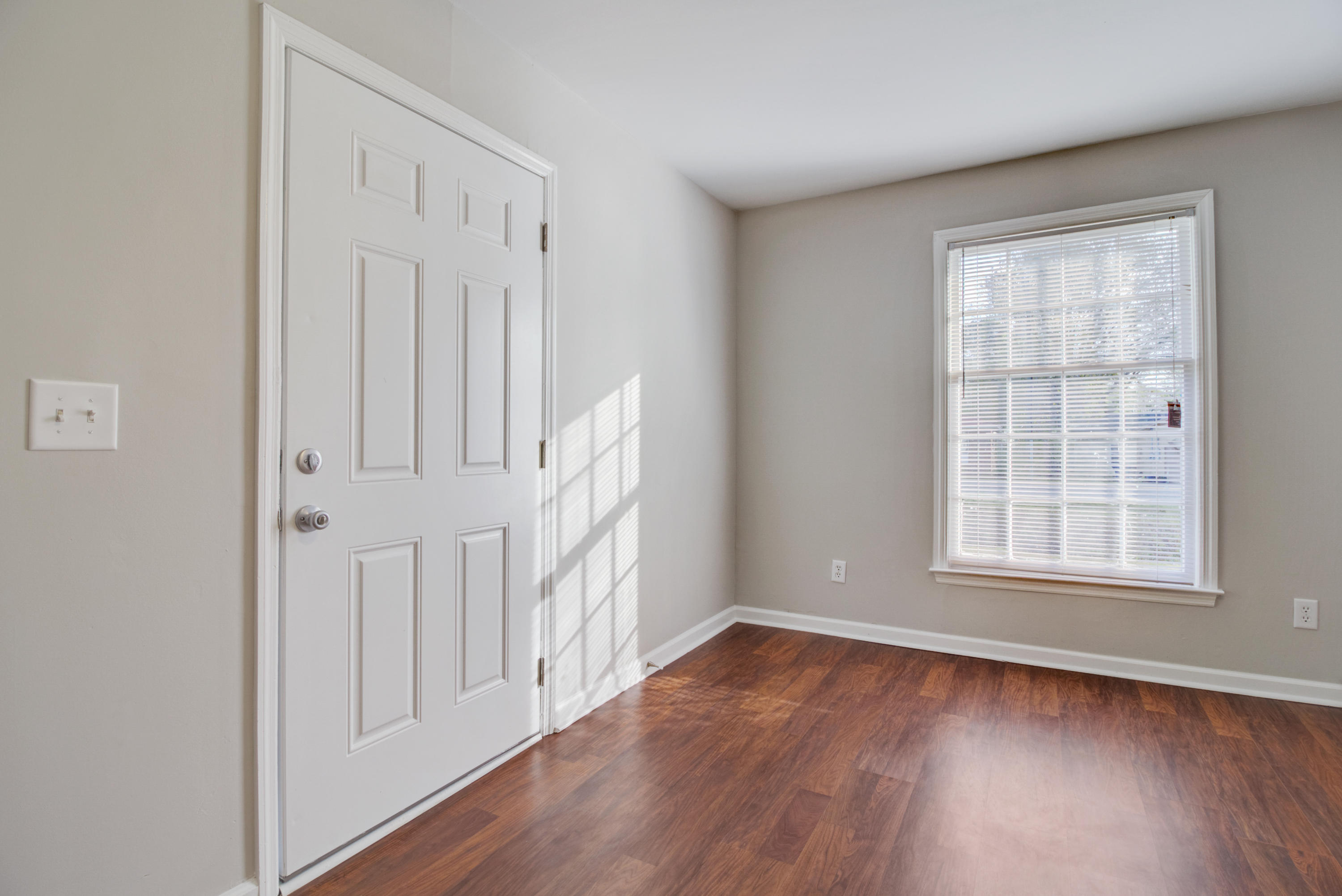 926 Miles Jamison Road Summerville, SC 29485 - Photo 3 of 24 Living Room