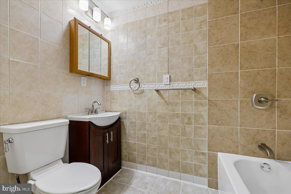 21712 Slidell Road Boyds, MD 20841 - Photo 19 of 32 a bathroom with a sink a toilet and bathtub