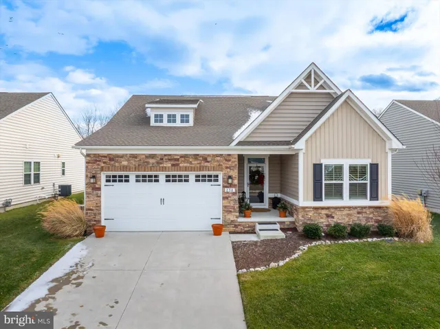 a view of a house with backyard