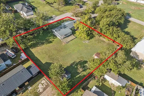 an aerial view of a tennis court