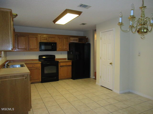 940 Bluff Ridge Biloxi, MS 39532 - Photo 3 of 18 Kitchen