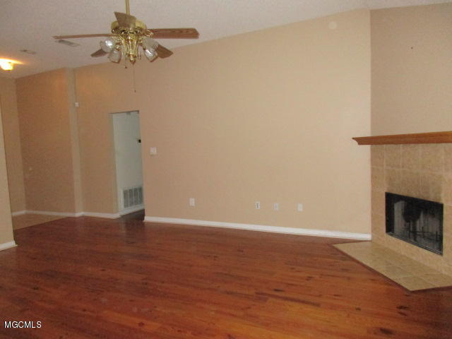 940 Bluff Ridge Biloxi, MS 39532 - Photo 4 of 18 Living Room