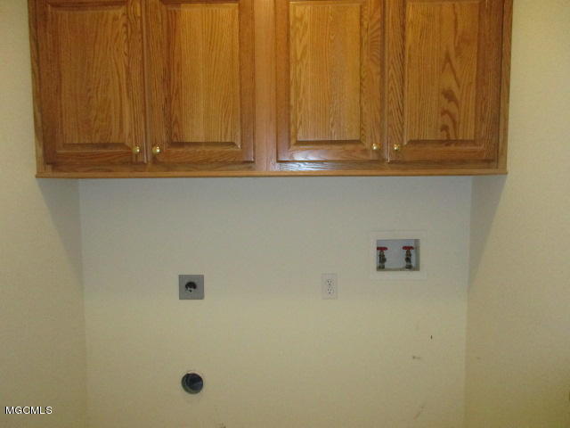 940 Bluff Ridge Biloxi, MS 39532 - Photo 6 of 18 Laundry Room