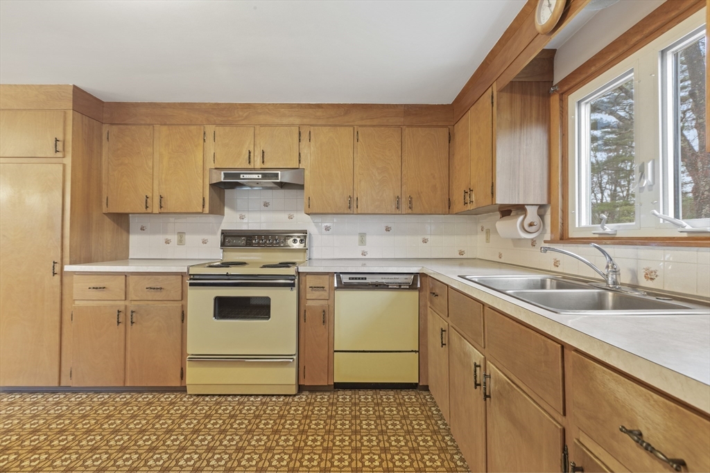 6 Myrtle Street Mendon, MA 01756 - Photo 10 of 29