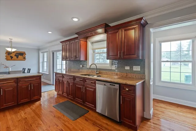 $825,000 | 927 South Charlotte Street, Lombard, IL 60148