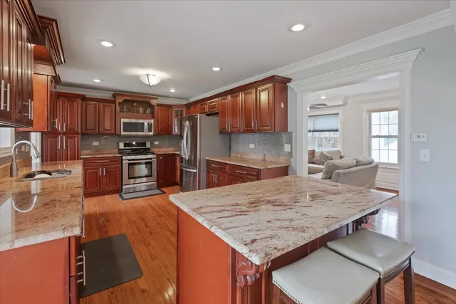 $825,000 | 927 South Charlotte Street, Lombard, IL 60148