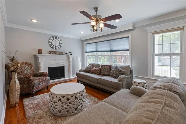 $825,000 | 927 South Charlotte Street, Lombard, IL 60148