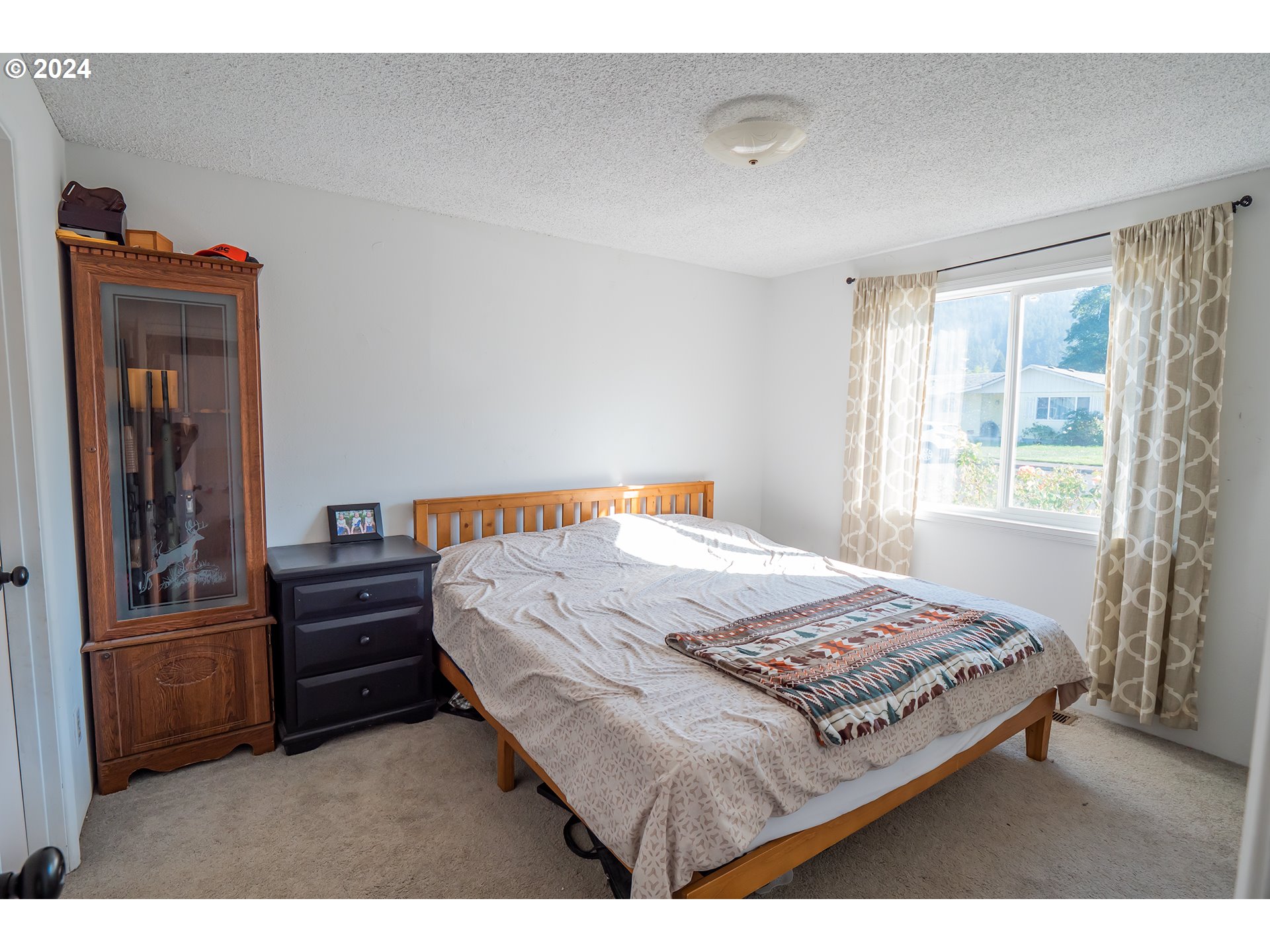 6852 A Street Springfield, OR 97478 - Photo 8 of 16 a bedroom with a bed and dresser