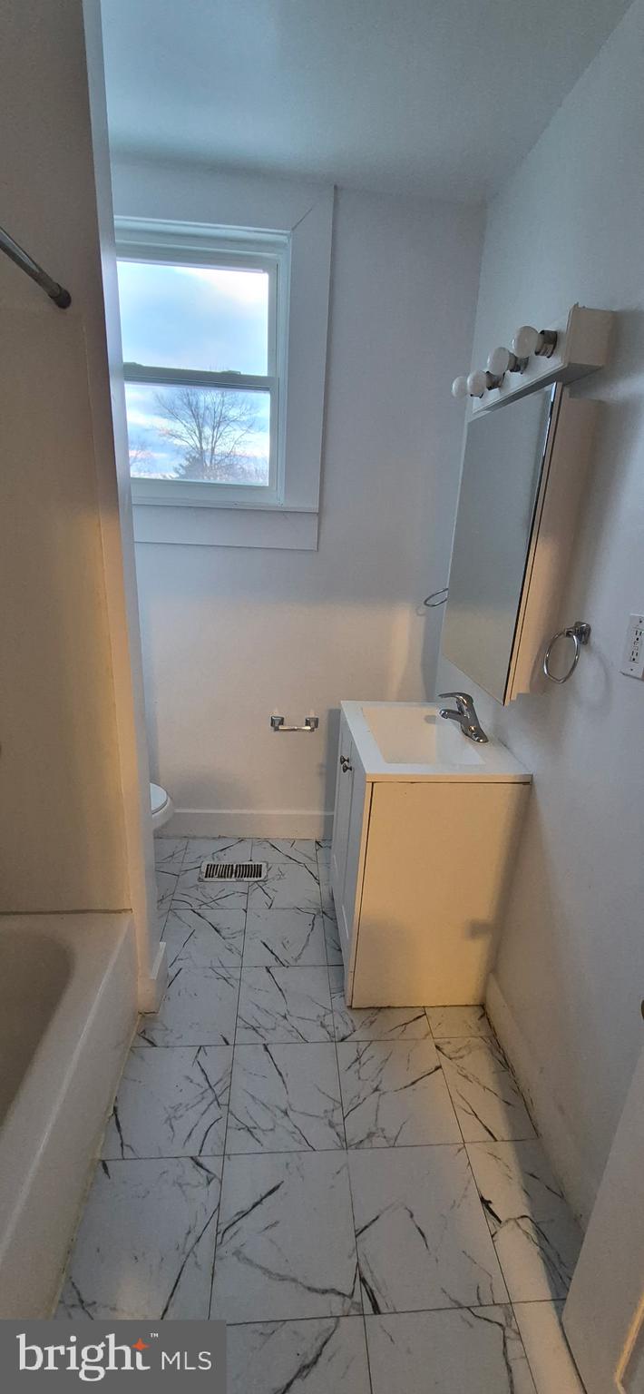 4620 Pall Mall Road Baltimore, MD 21215 - Photo 4 of 10 a bathroom with a bathtub and a window