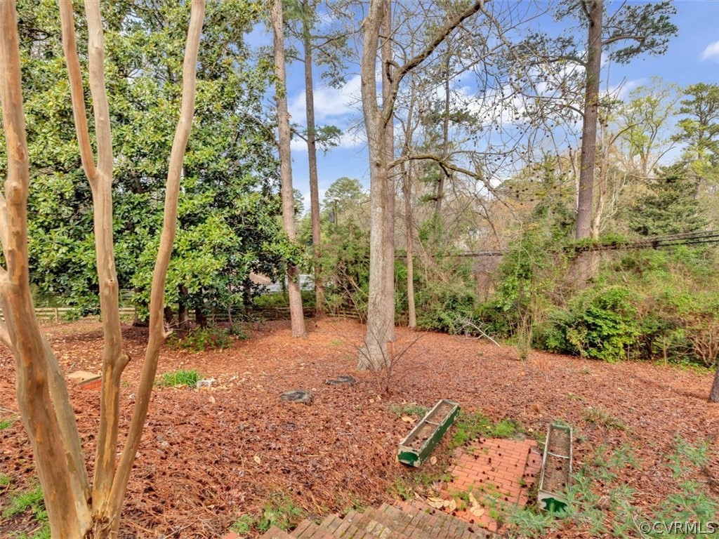 8010 Thom Road Henrico, VA 23229 - Photo 48 of 50 a view of a pathway with a yard