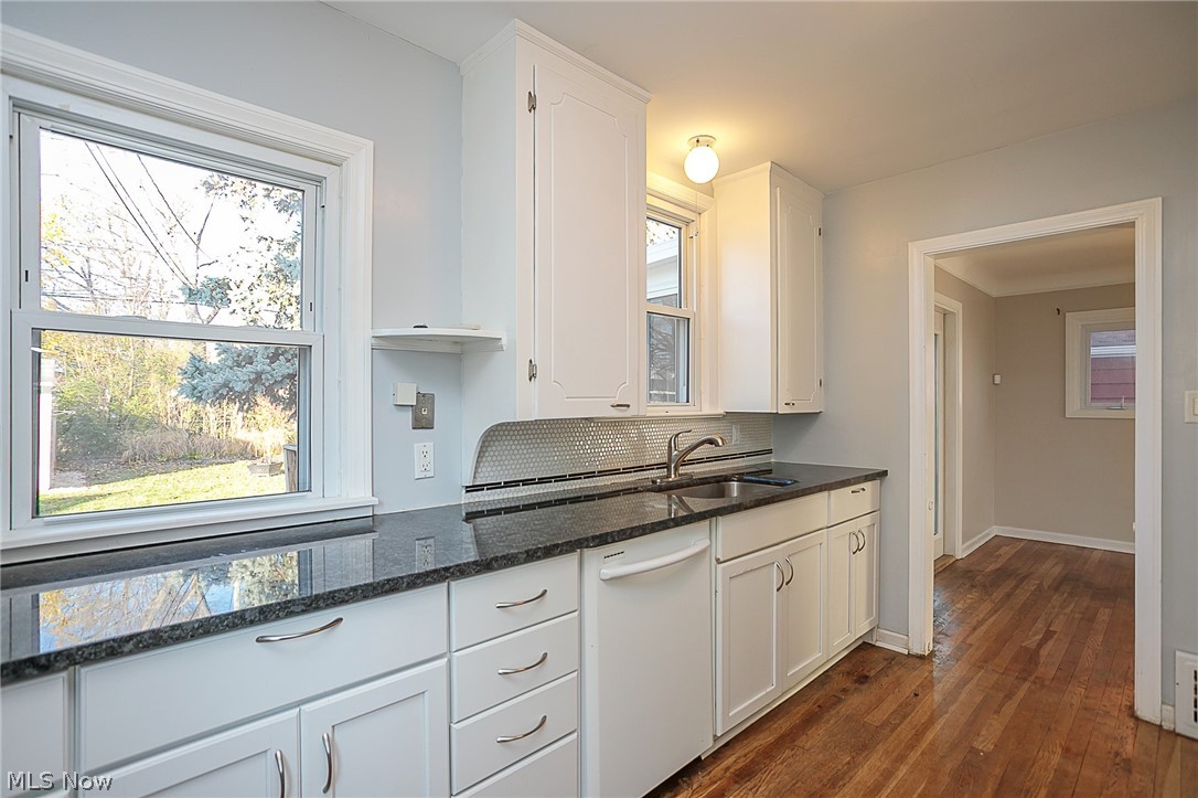 1094 Avondale Road Cleveland, OH 44121 - Photo 2 of 22