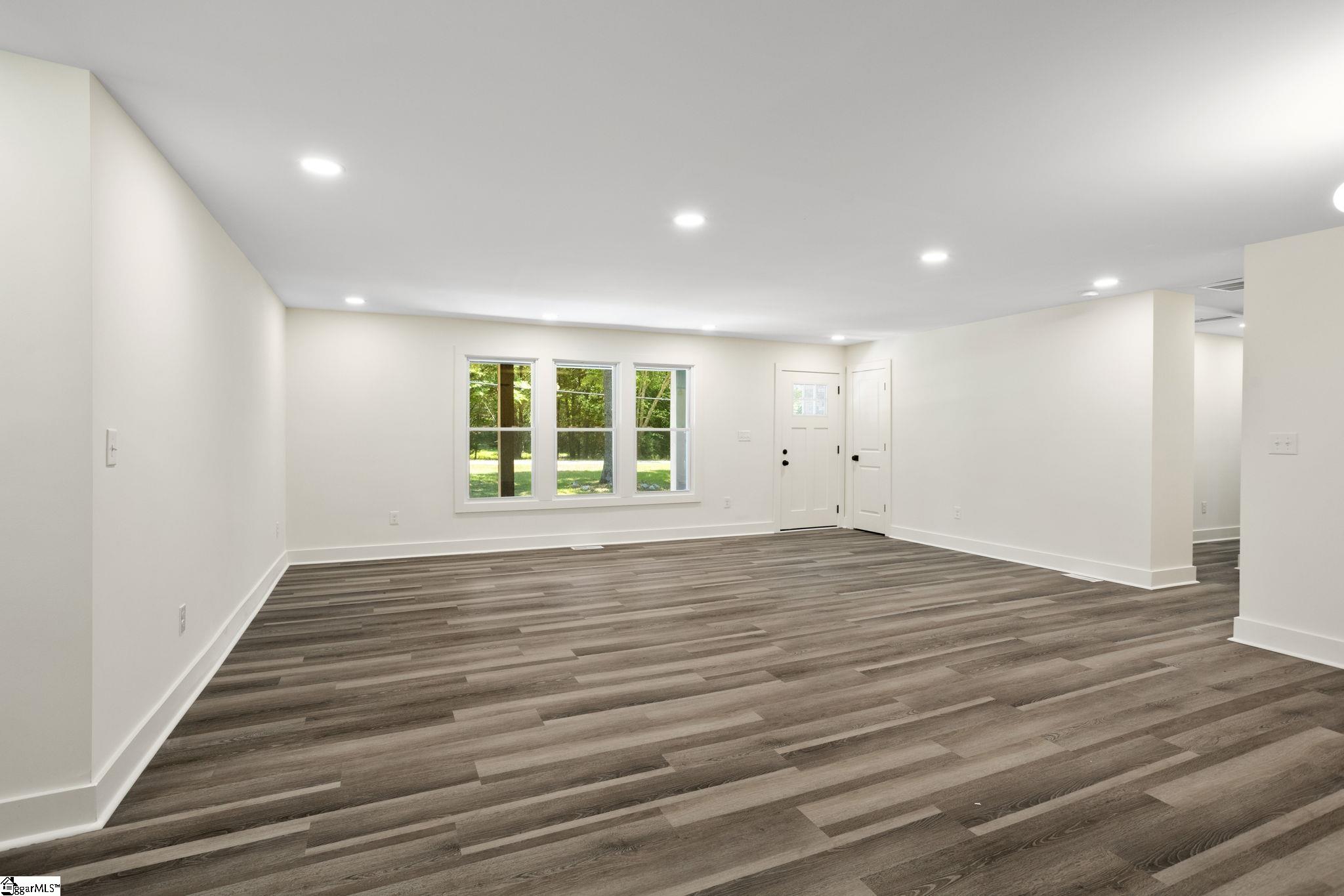 529 East Airport Road Greer, SC 29651 - Photo 4 of 26