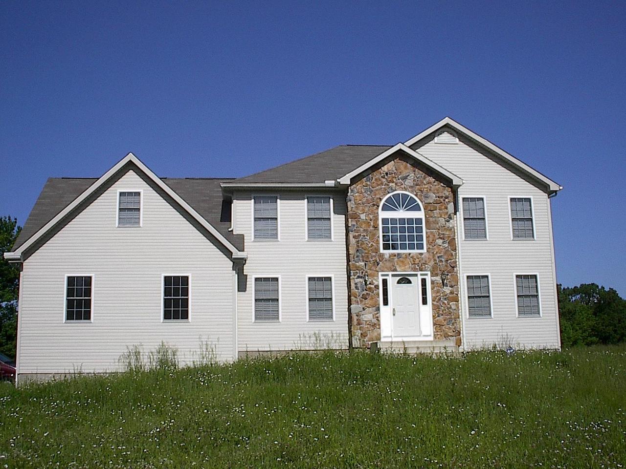 a view of a house with a yard