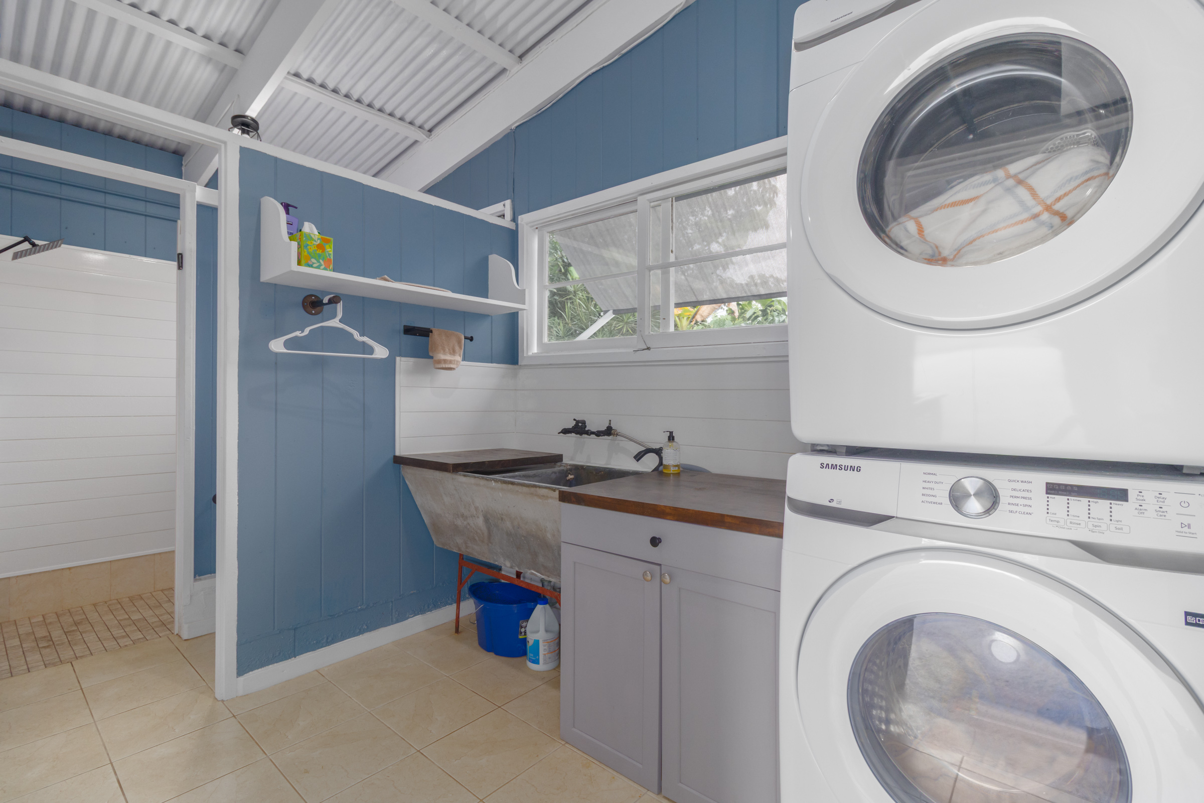 110 Malia Street Hilo, HI 96720 - Photo 15 of 27 a utility room with dryer and washer