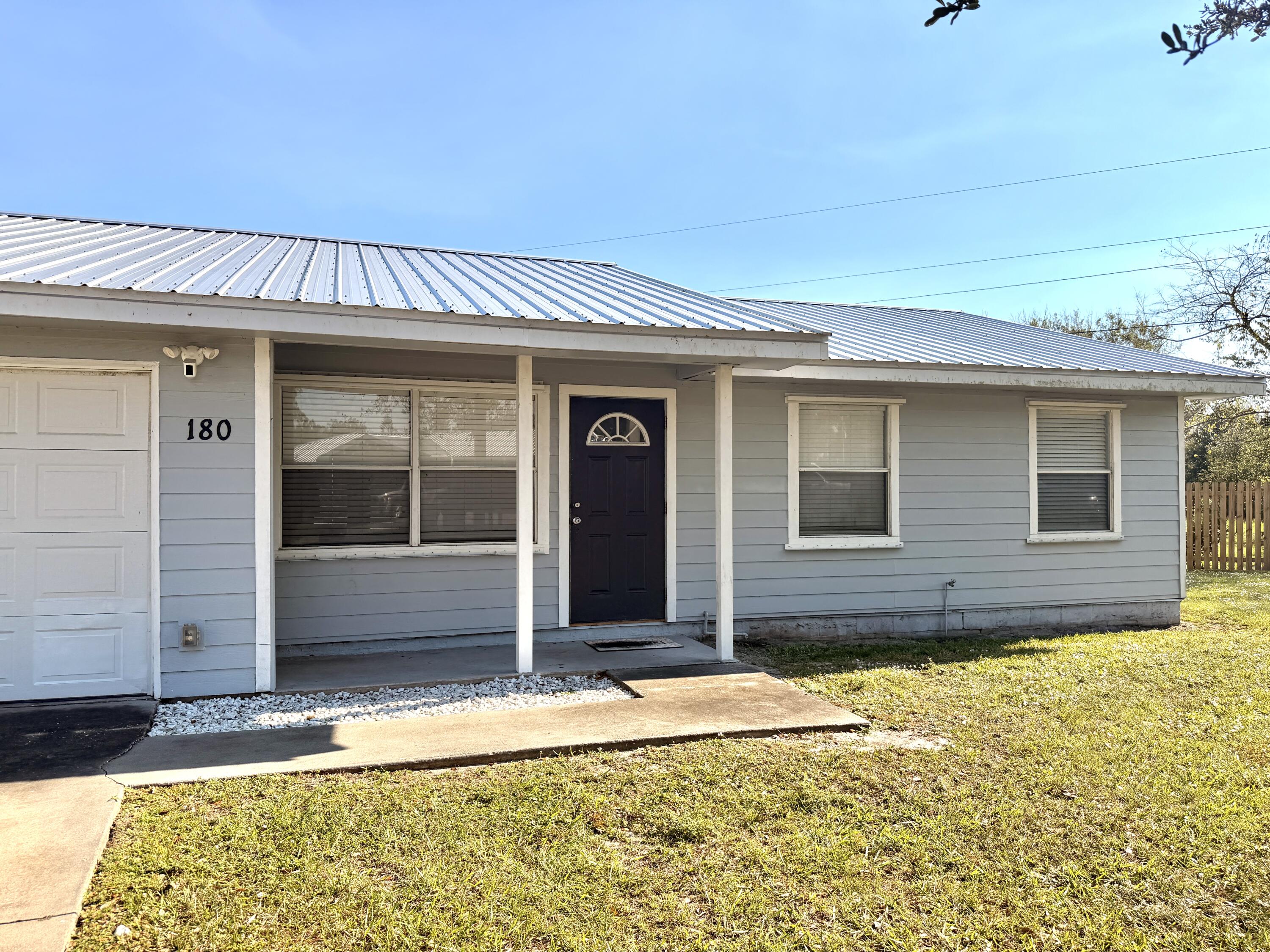180 Southwest 21st Avenue Okeechobee, FL 34974 - Photo 2 of 21 a view of a house with a tub
