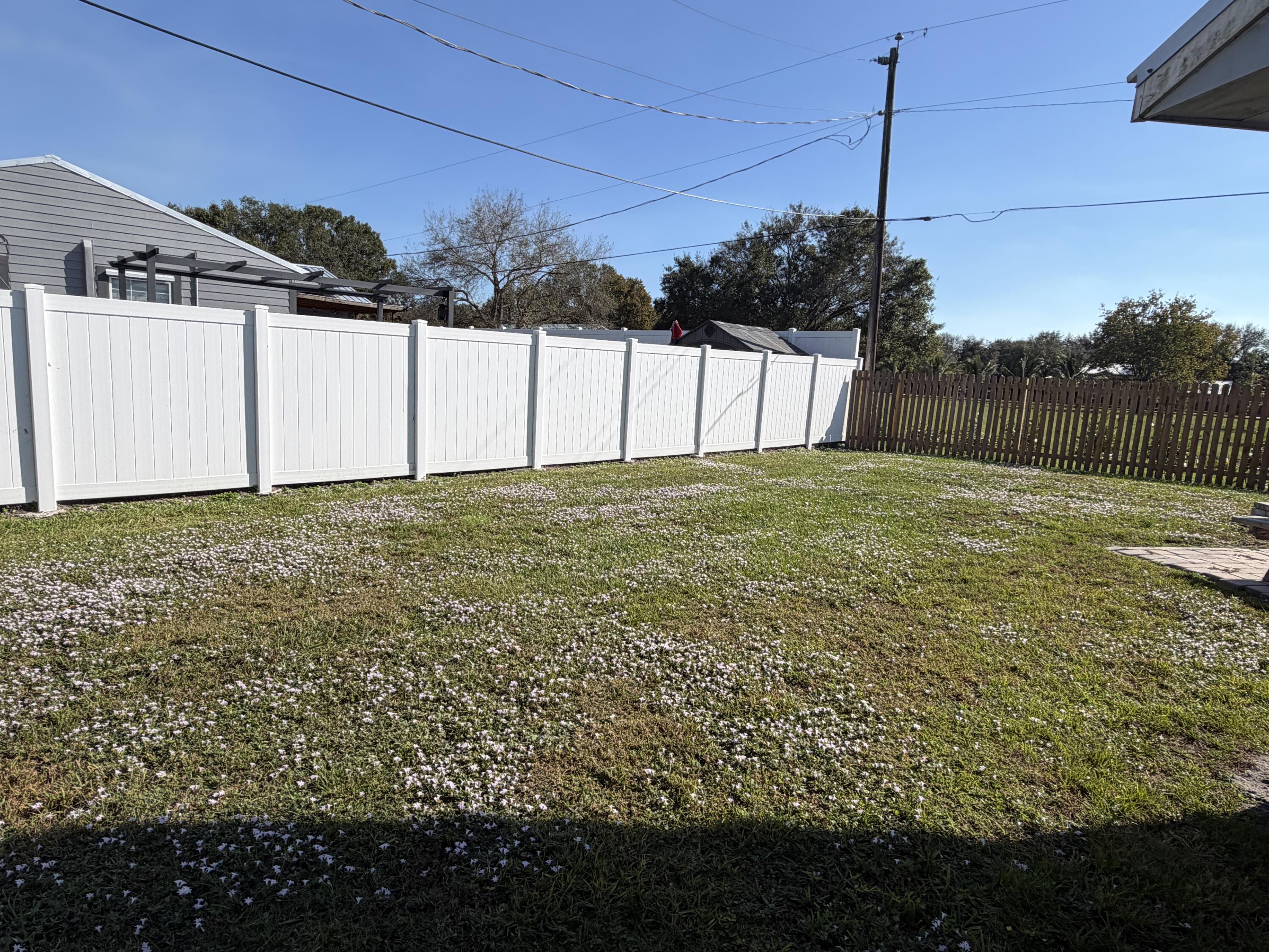 180 Southwest 21st Avenue Okeechobee, FL 34974 - Photo 4 of 21 a view of a back yard