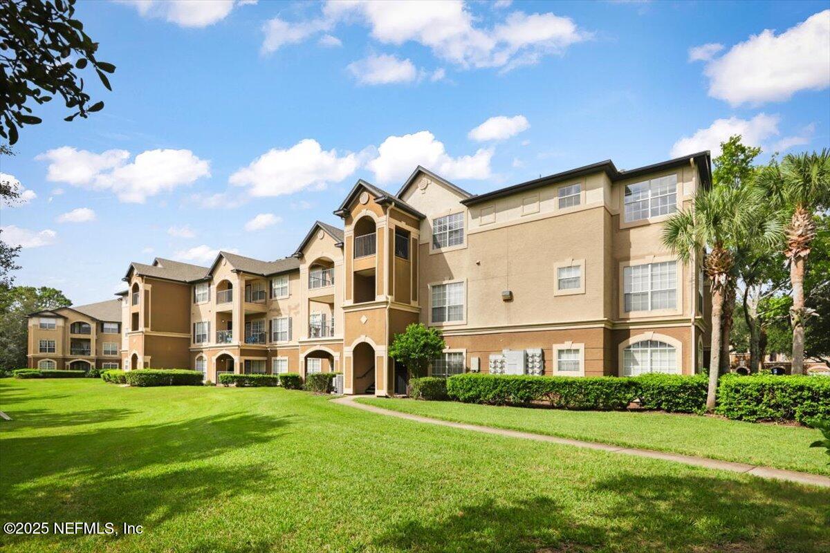 10961 Burnt Mill Road, Unit 1132 Jacksonville, FL 32256 - Photo 6 of 47 a front view of a house with a yard