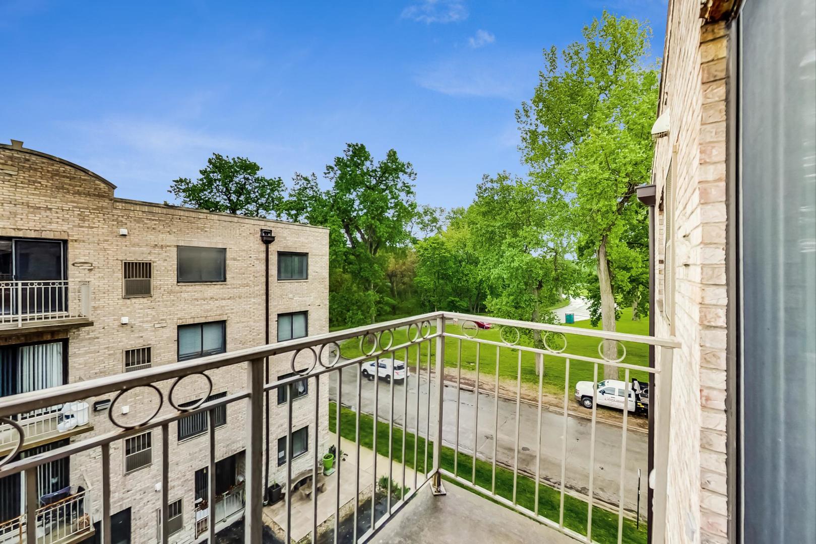 7326 40th Street, Unit 4D Lyons, IL 60534 - Photo 19 of 22 a view of balcony with small garden
