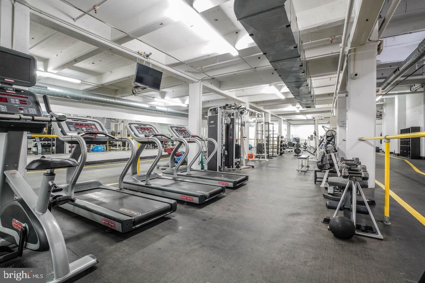 444 North 4th Street, Unit 601 Philadelphia, PA 19123 - Photo 35 of 38 a view of a room with gym equipment