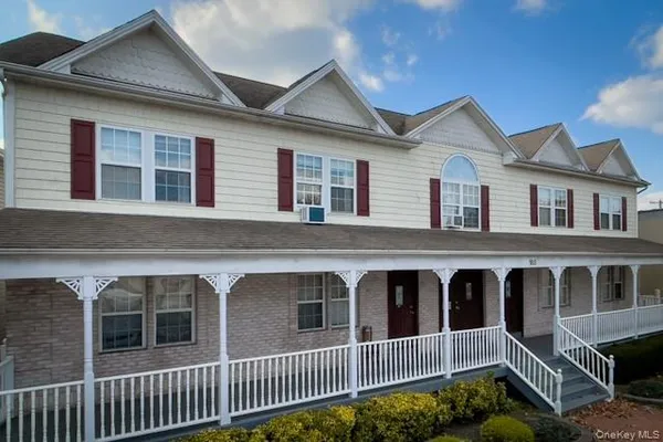 $3,010 | 183 North Wellwood Avenue, Unit 9, Lindenhurst, NY 11757