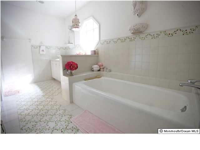 41 Hartshorne Road Middletown, NJ 07716 - Photo 29 of 35 MASTER BATHROOM