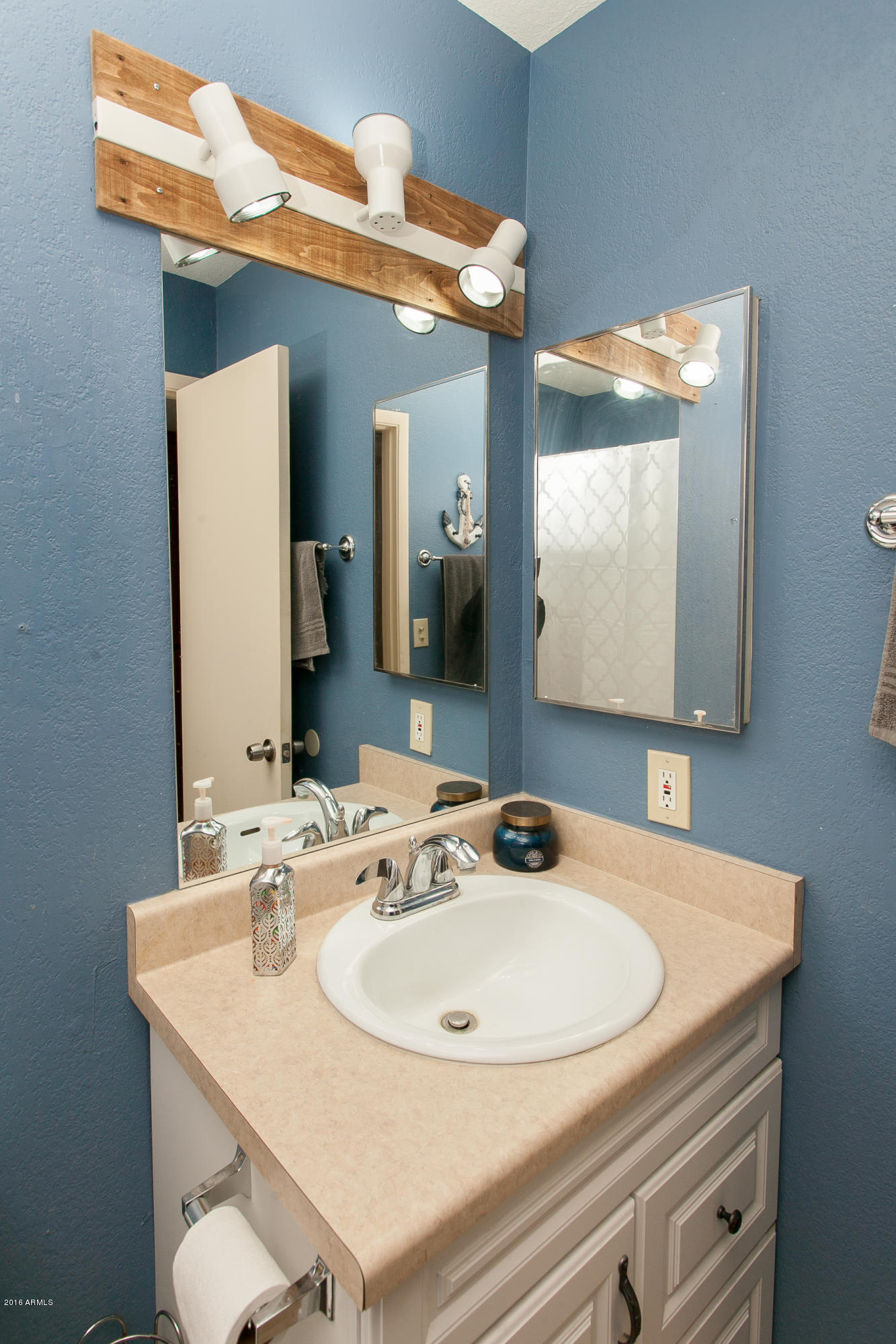 2415 West Greenway Road, Unit 9 Phoenix, AZ 85023 - Photo 16 of 19 Guest Bathroom