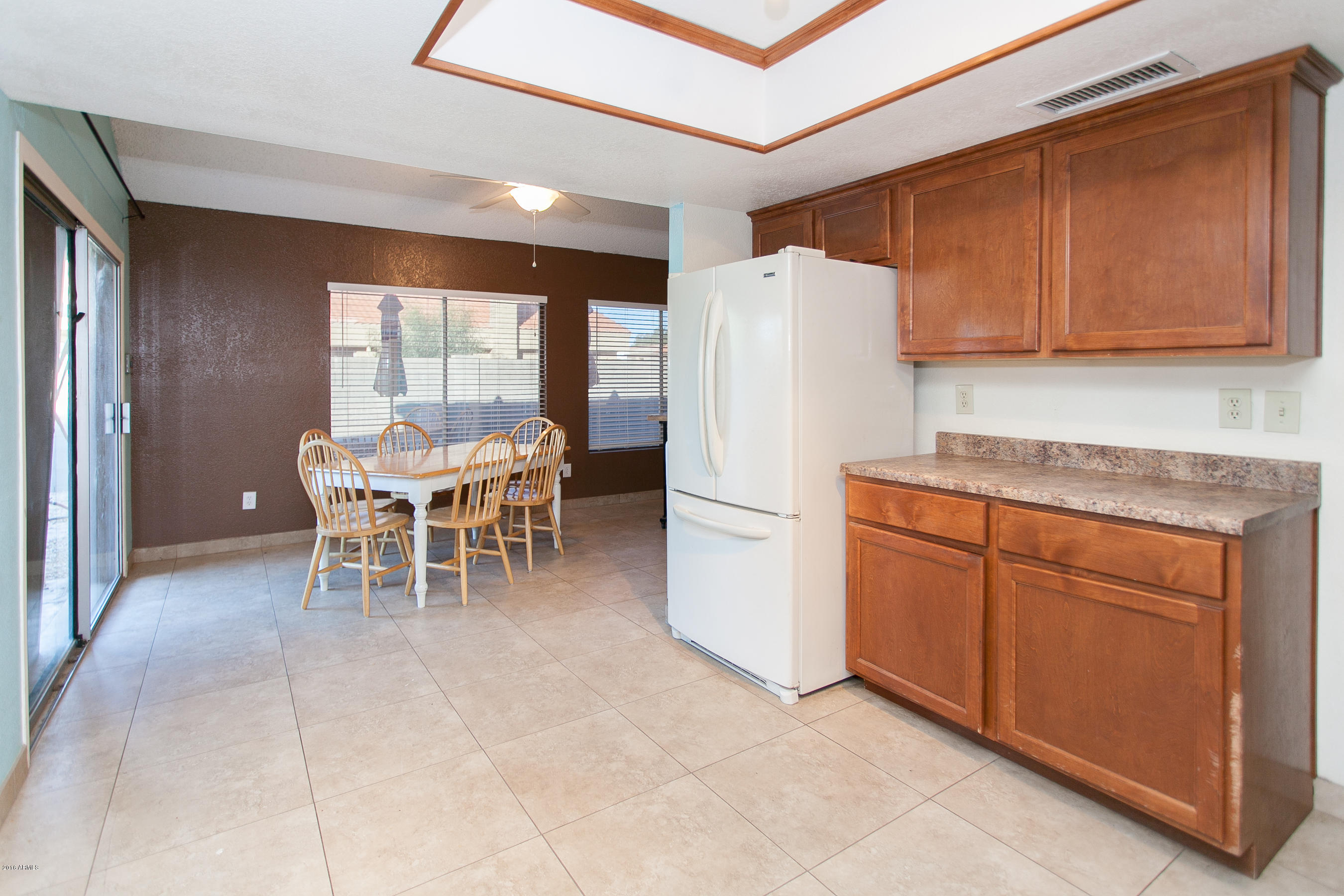 2415 West Greenway Road, Unit 9 Phoenix, AZ 85023 - Photo 5 of 19 Kitchen and Dining Area