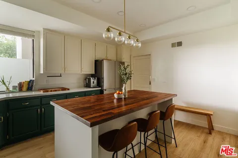 $1,089,000 | 10336 Almayo Avenue, Unit 203, Los Angeles, CA 90064