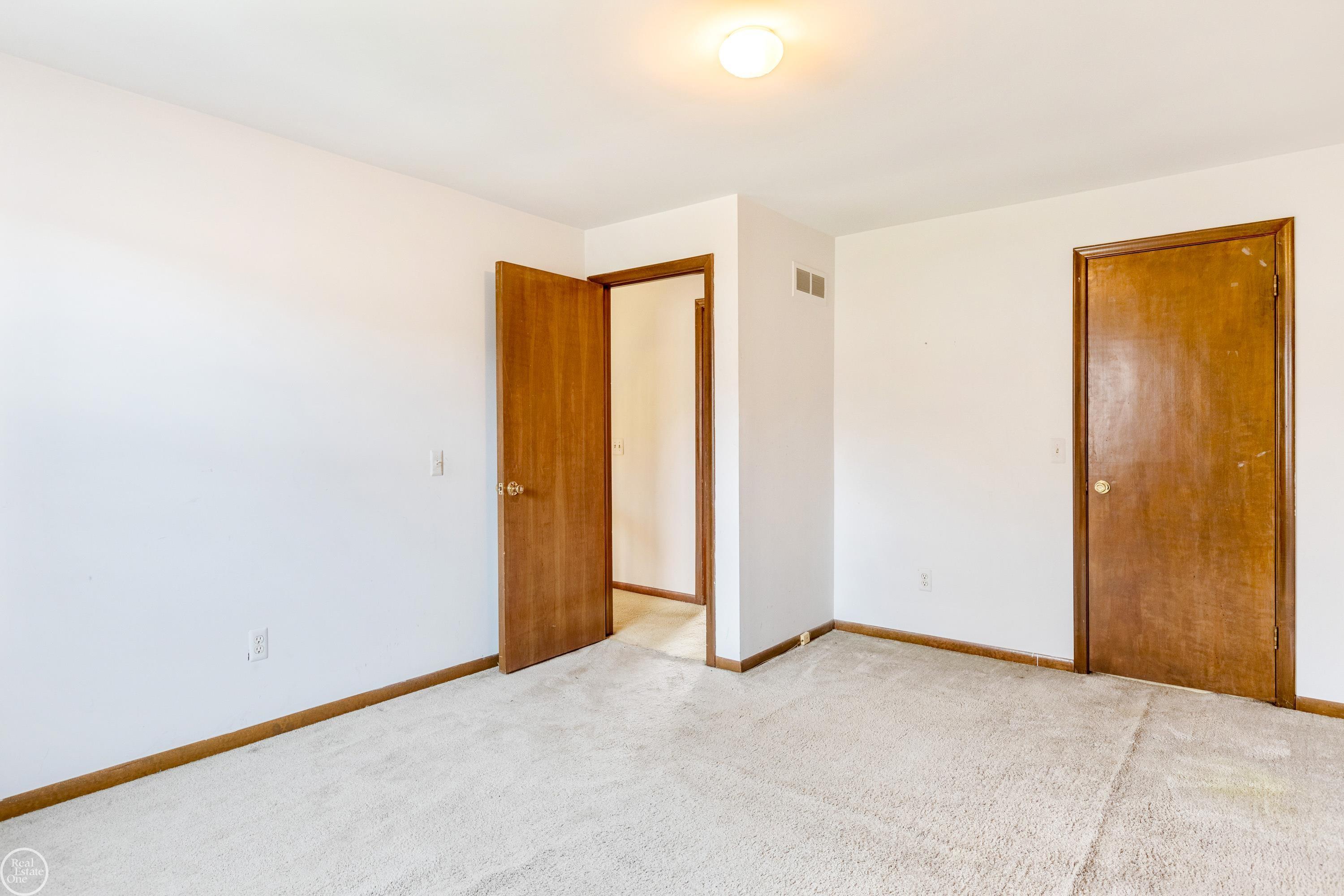 2837 Kilburn Court Rochester, MI 48306 - Photo 41 of 47 50099262-40.JPG