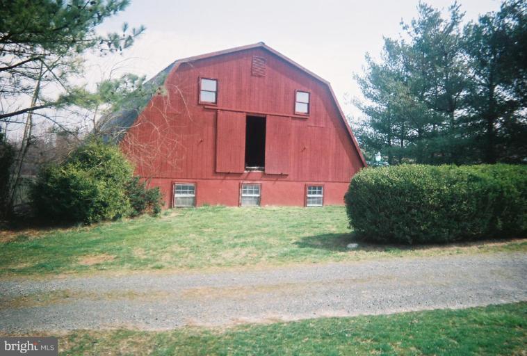 10769 Crest Hill Road Marshall, VA 20115 - Photo 3 of 4 Barn