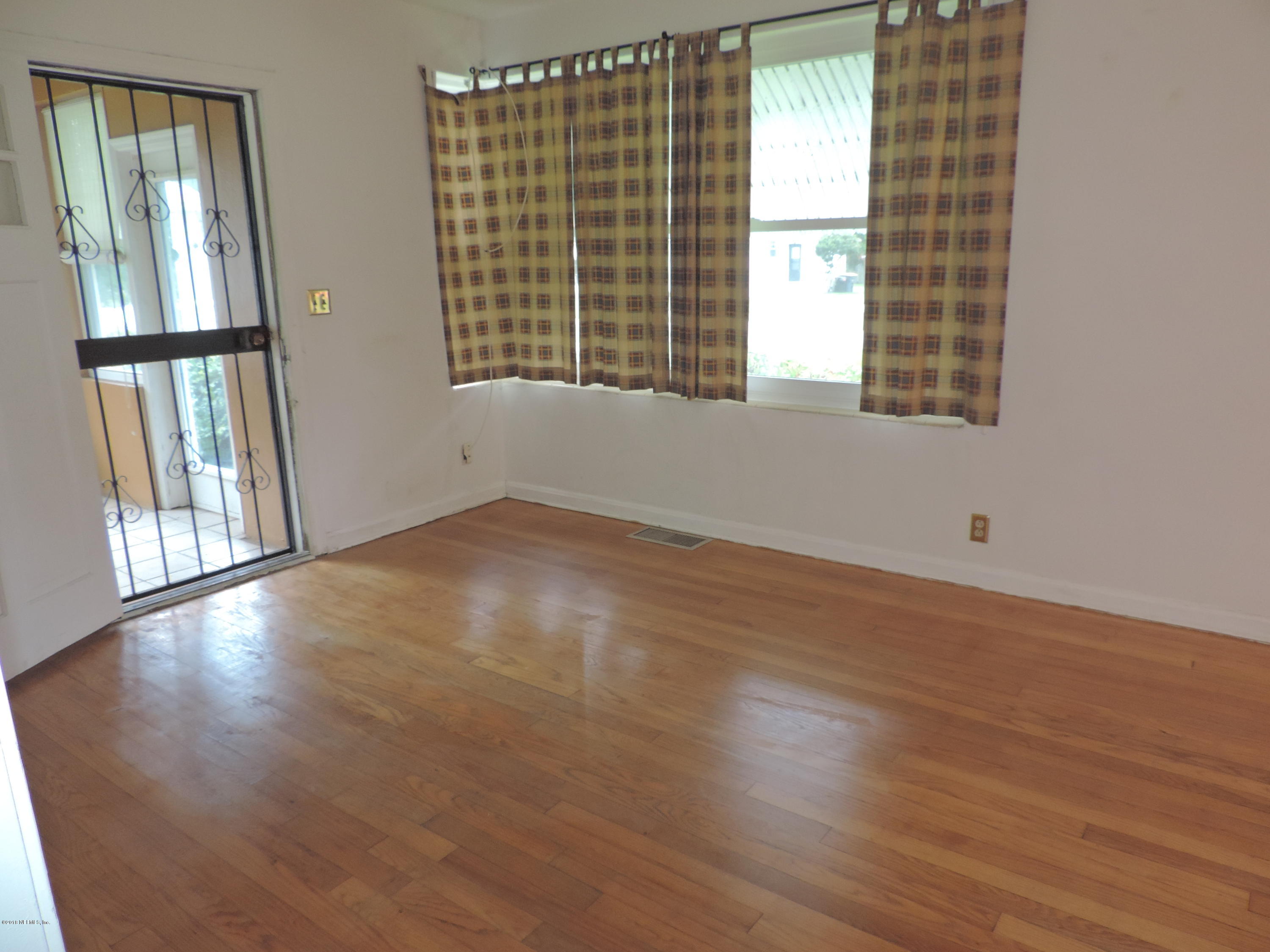2017 Gibson Road Jacksonville, FL 32207 - Photo 5 of 16 Living room
