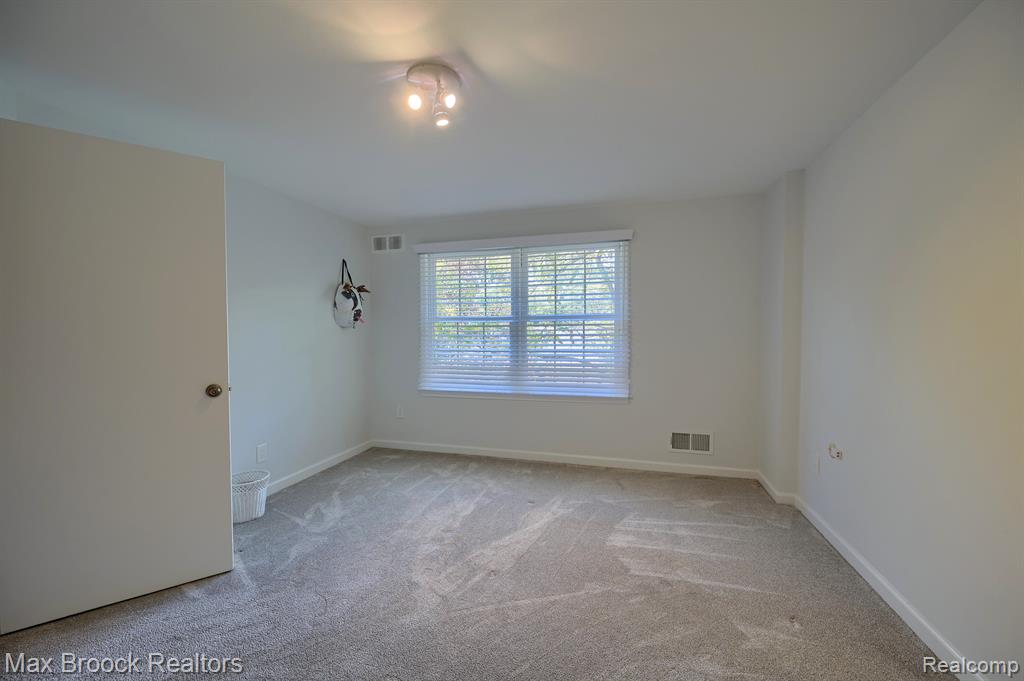 35181 Spring Hill Road Farmington Hills, MI 48331 - Photo 27 of 36