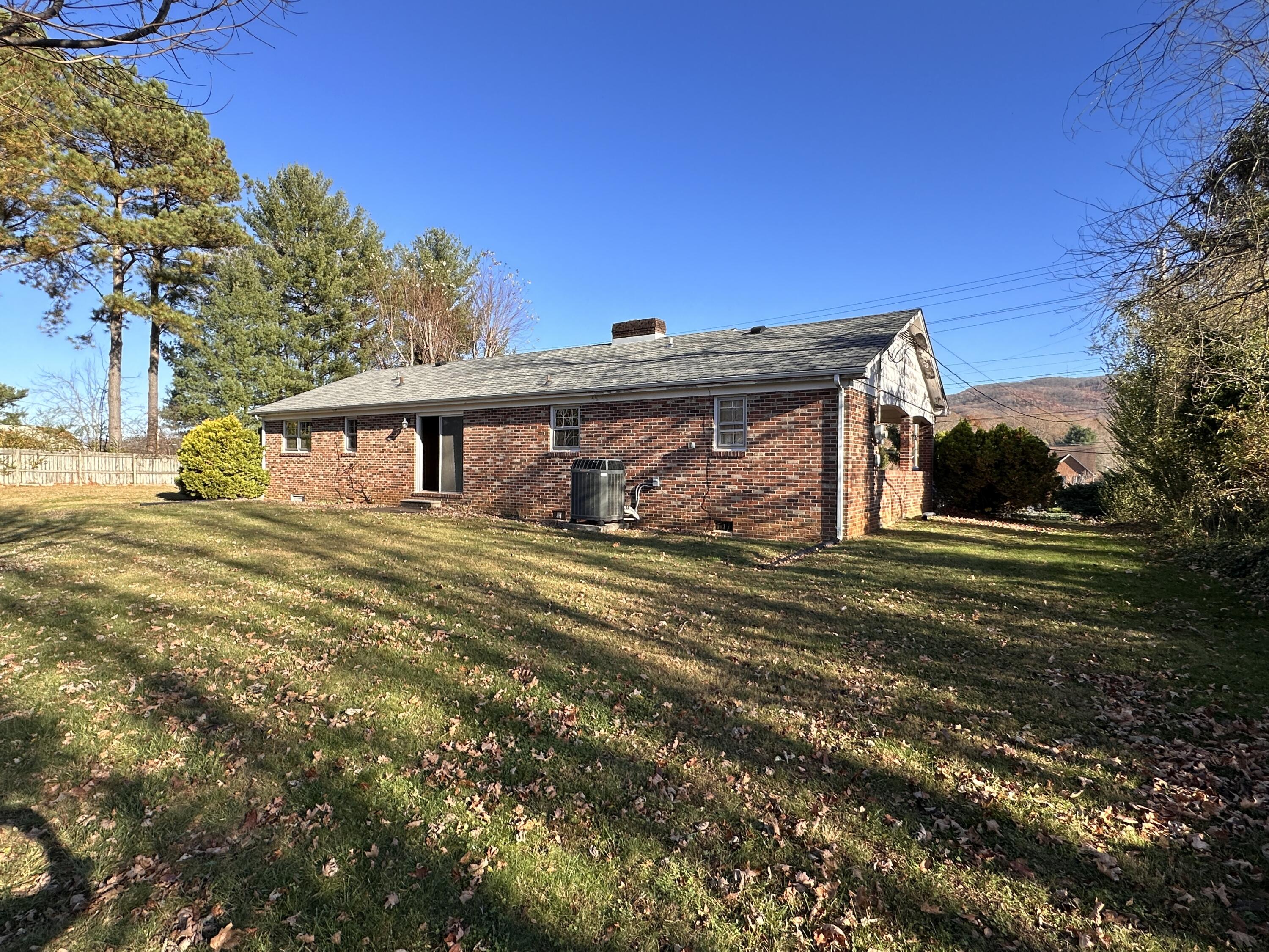 1706 Cherokee Road Johnson City, TN 37604 - Photo 5 of 30 image00012