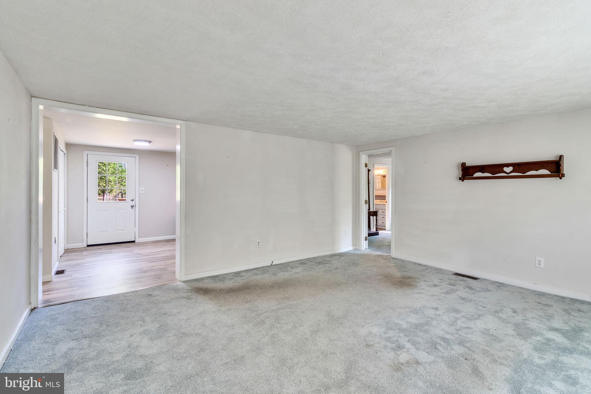529 Taylors Beach Road Reedville, VA 22539 - Photo 6 of 57 Spacious, light-filled living area.