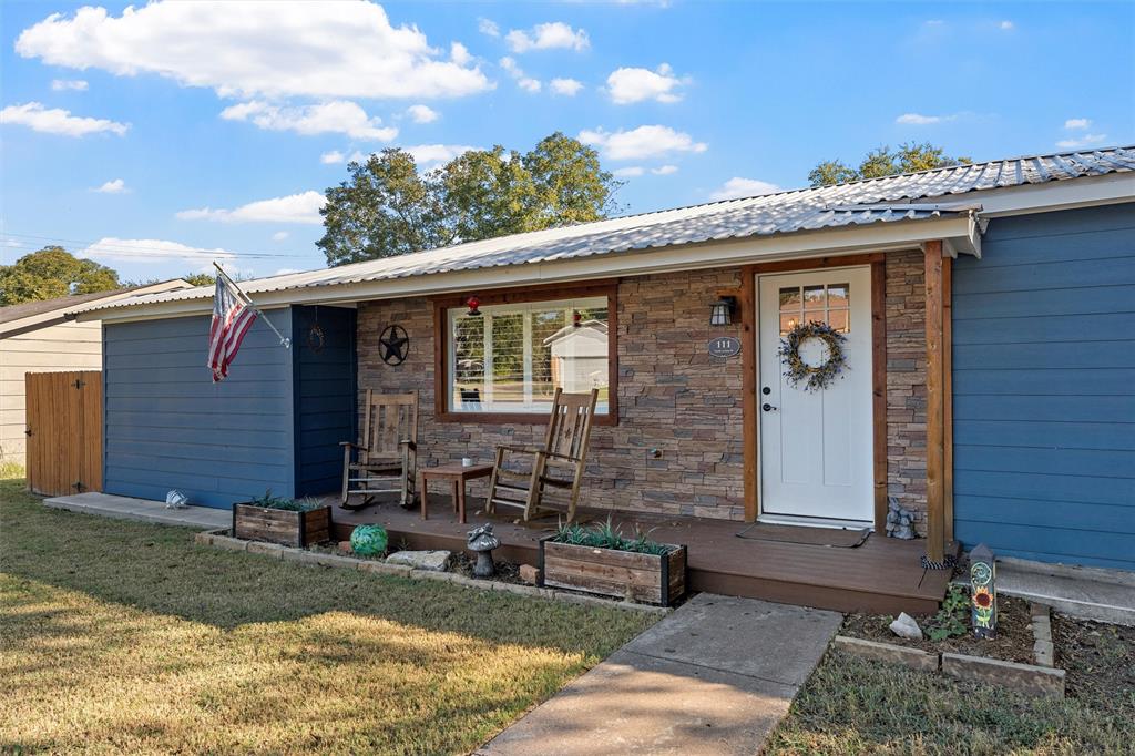 111 North Avenue R Clifton, TX 76634 - Photo 2 of 27 a front view of a house with garden