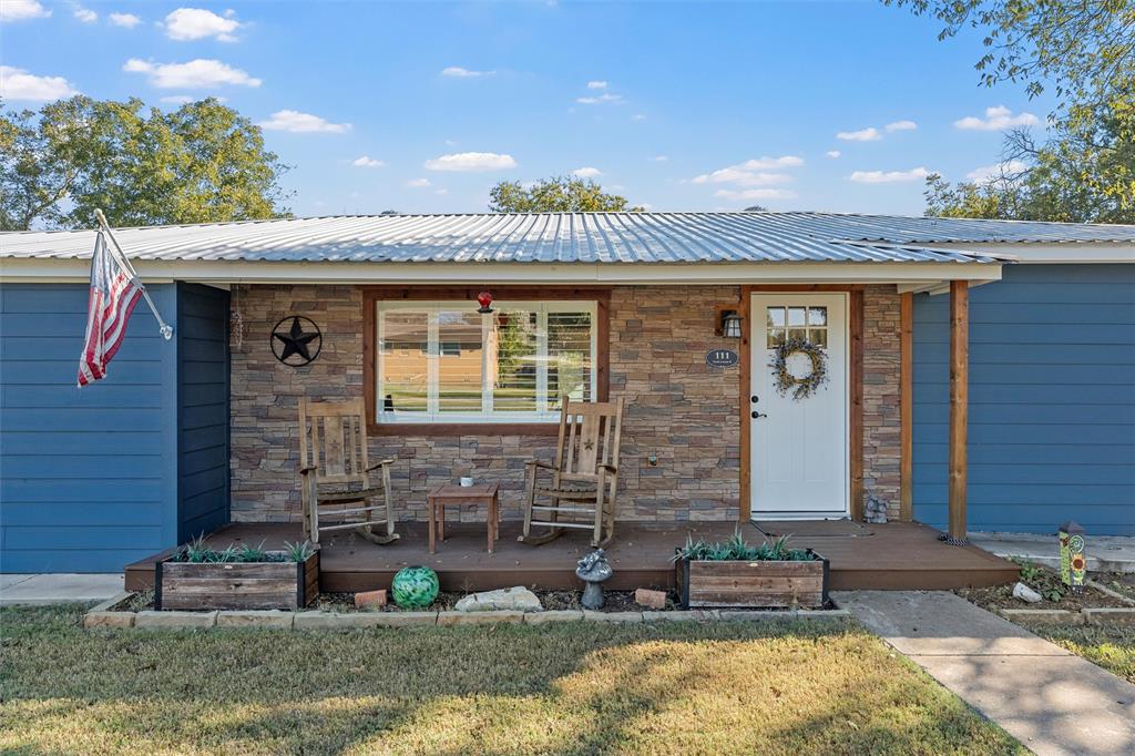 111 North Avenue R Clifton, TX 76634 - Photo 3 of 27 a front view of a house with garden