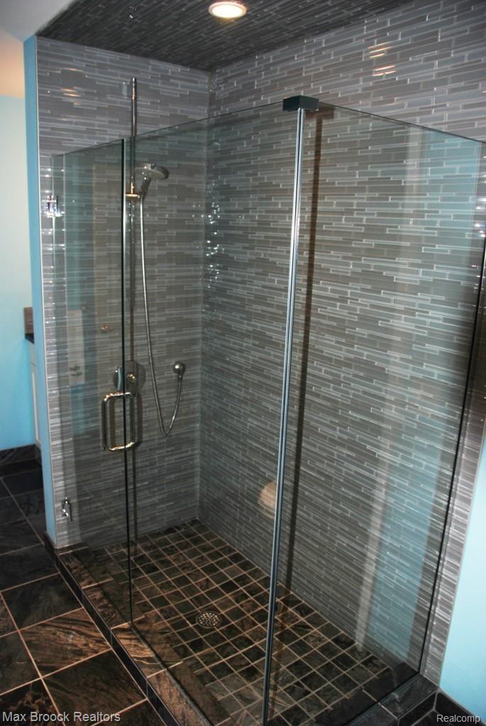 4745 Gallagher Road Rochester, MI 48306 - Photo 25 of 38 Jack and Jill Shower Bright.jpg