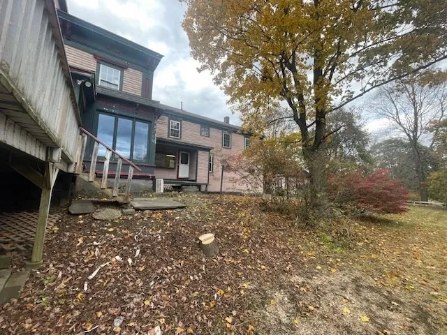 a view of a house with a yard