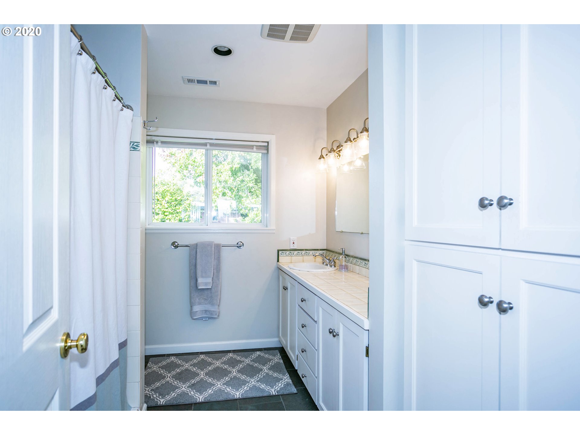1102 Southwest Stephenson Street Portland, OR 97219 - Photo 11 of 32