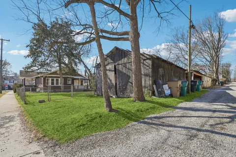 a view of a yard in front of the house