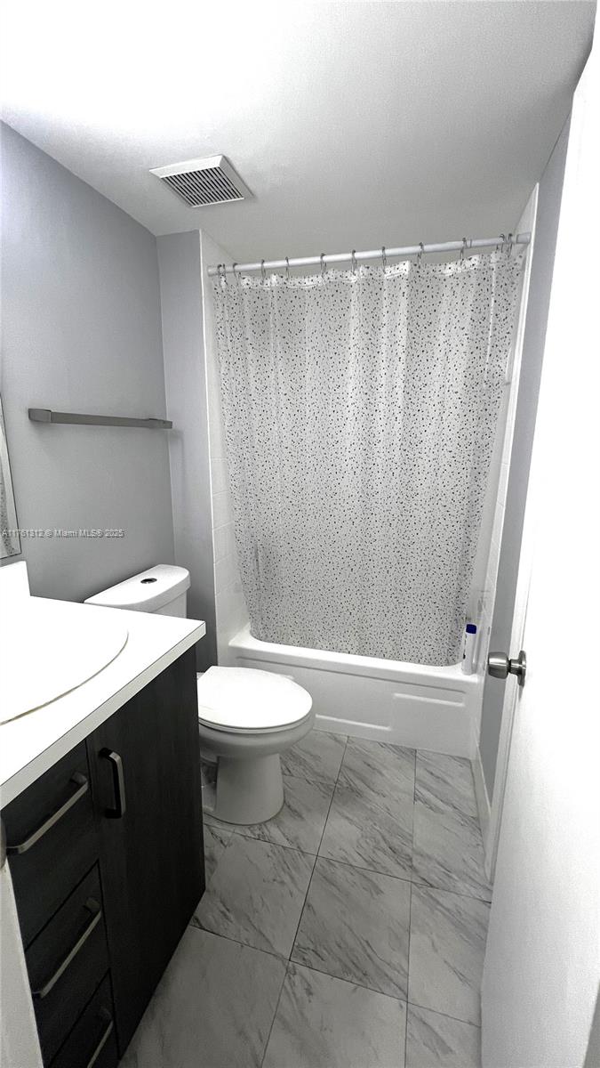 2575 Southwest 27th Avenue, Unit 205 Miami, FL 33133 - Photo 15 of 20 2nd Jack and Jill Bathroom