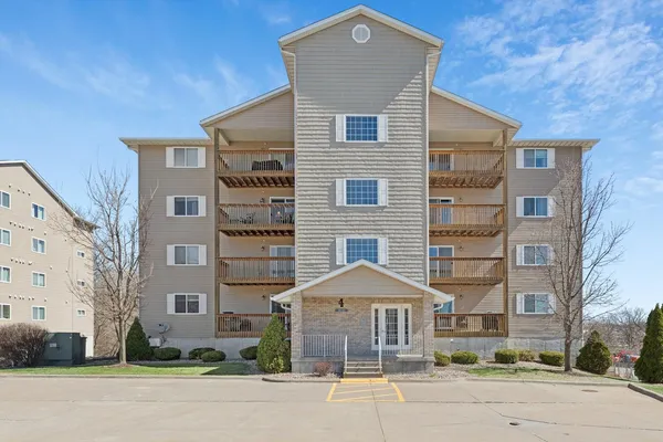 $200,000 | 4107 Creek Hill Drive, Unit 7, Bettendorf, IA 52722
