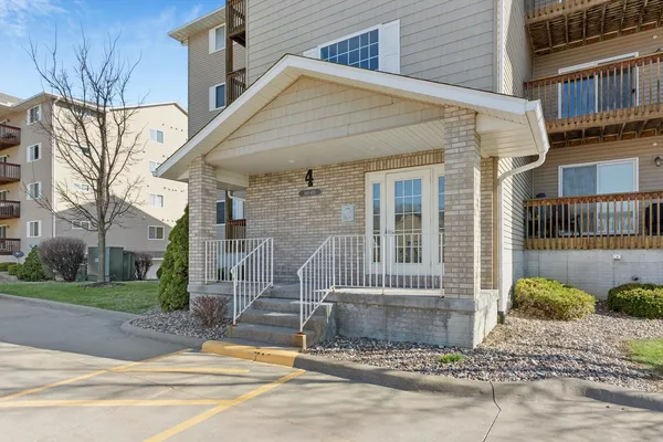$200,000 | 4107 Creek Hill Drive, Unit 7, Bettendorf, IA 52722