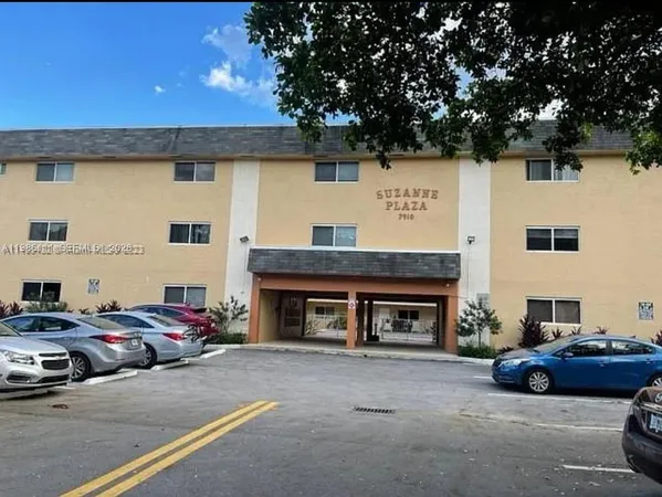 $1,595 | 7910 Taft Street, Unit 107, Pembroke Pines, FL 33024